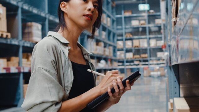 Attractive,Young,Asia,Businesswoman,Manager,Looking,For,Goods,Using,Digital